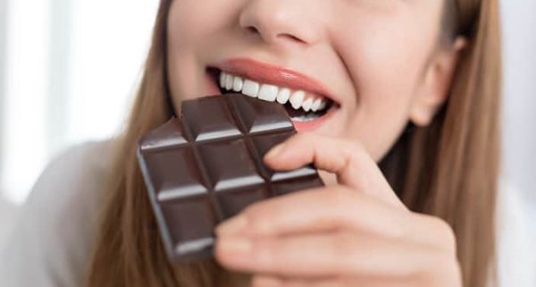 Il cioccolato fondente fa bene ai denti