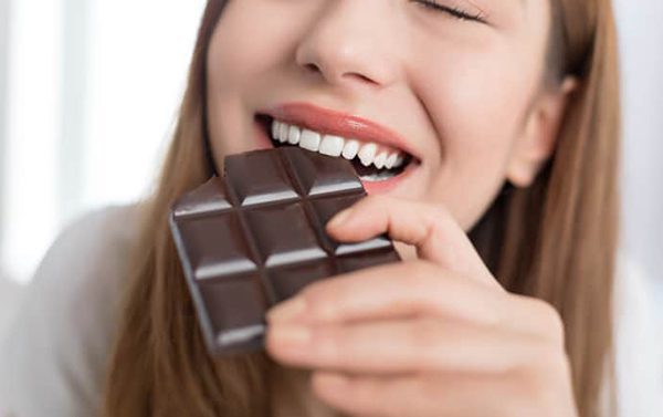 Il cioccolato fondente fa bene ai denti