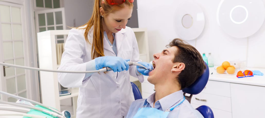 Con quale frequenza è opportuno sottoporsi ai controlli di routine dal dentista