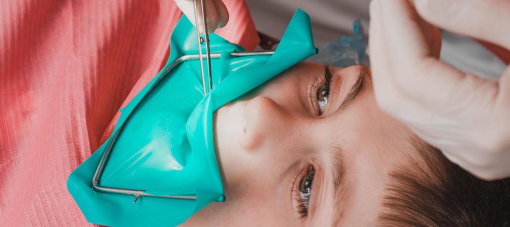 La diga di gomma è uno strumento utilizzato in odontoiatria per isolare uno o più denti durante un intervento dentale. Cannizzo Studio Milano.
