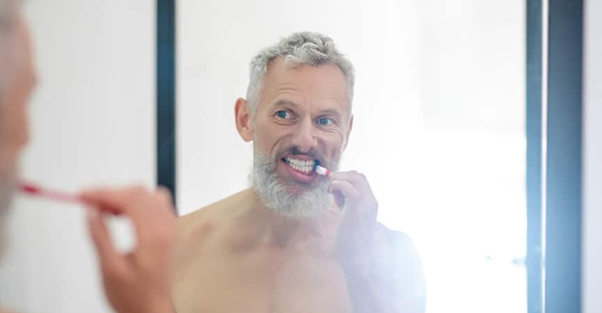 Denti e invecchiamento: il segreto per un sorriso giovane