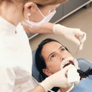 I denti del giudizio inclusi: cosa sono, sintomi, rischi e trattamenti