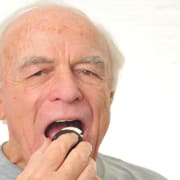 Restaurare la funzione masticatoria con gli impianti dentali