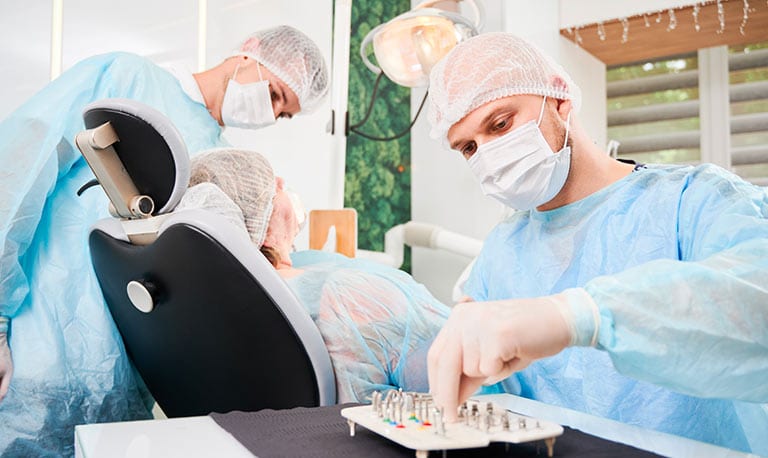 La chirurgia implantare rappresenta una soluzione permanente e affidabile per i pazienti che hanno perso uno o più denti.