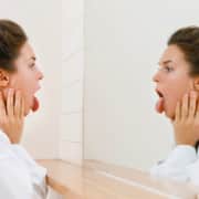 Le patologie della bocca possono variare da lievi disturbi a gravi condizioni che richiedono cure mediche immediate.
