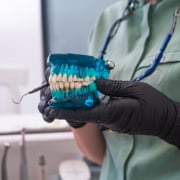 Protesi dentarie: differenze tra scheletrato dentale e dentiera
