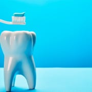 Come il fluoro rinforza i denti e combatte la carie